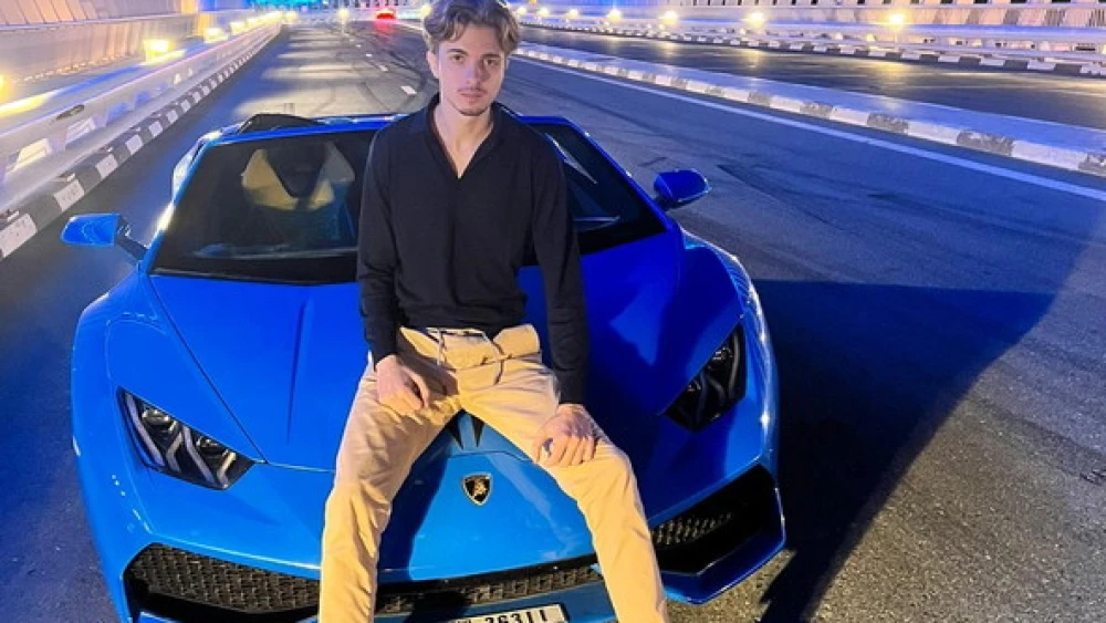 Hombre sentado encima de un lamborghini
Influencers